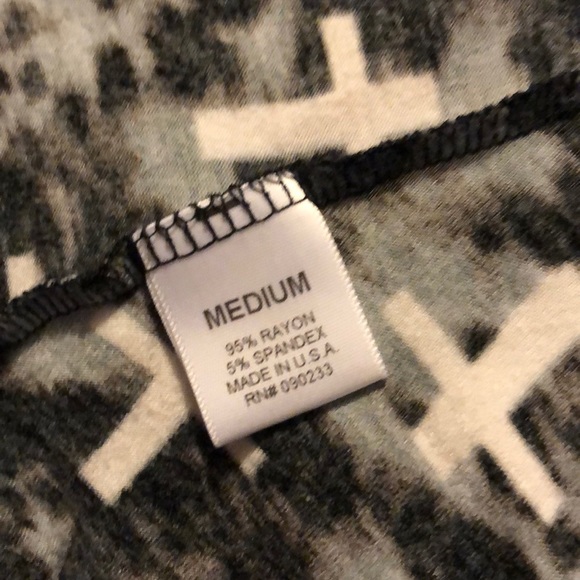 5/$25🖤Tie dye cross crop top - Picture 5 of 5